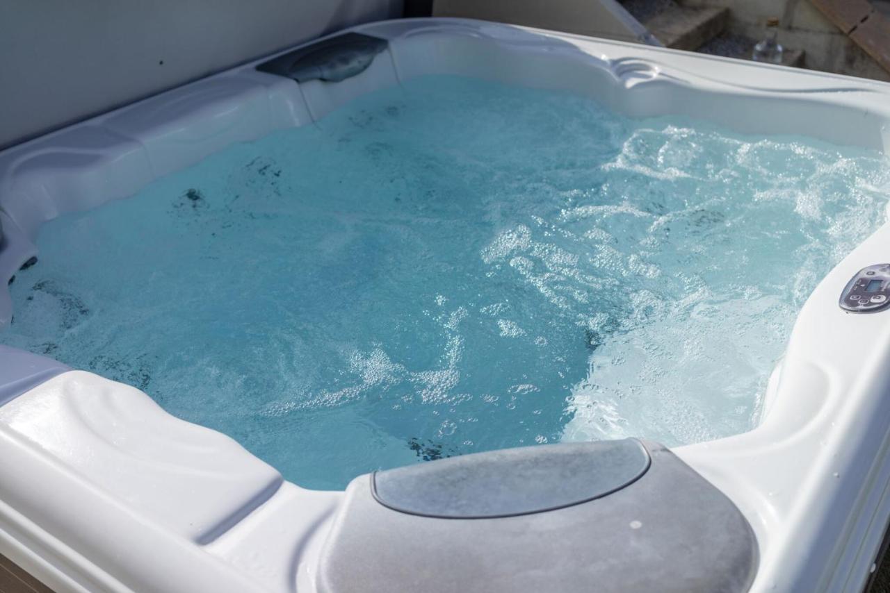 Skylark Sleeps 8 Private Hot Tub & Dogs Welcome Nr Padstow, Resort Pool Bar & Watersports St Columb Major ภายนอก รูปภาพ